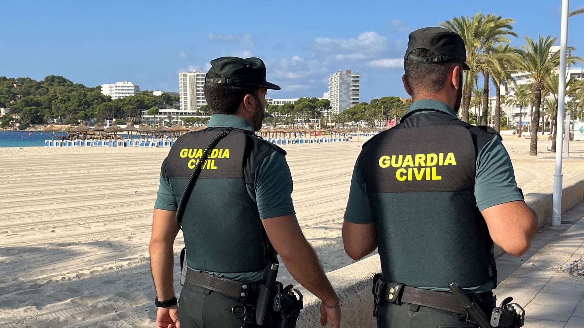 Mitglieder der spanischen Guardia Civil sind nahe eines Strandes im Einsatz. Vier deutsche Urlauber sind auf Mallorca nach Polizeiangaben festgenommen worden.