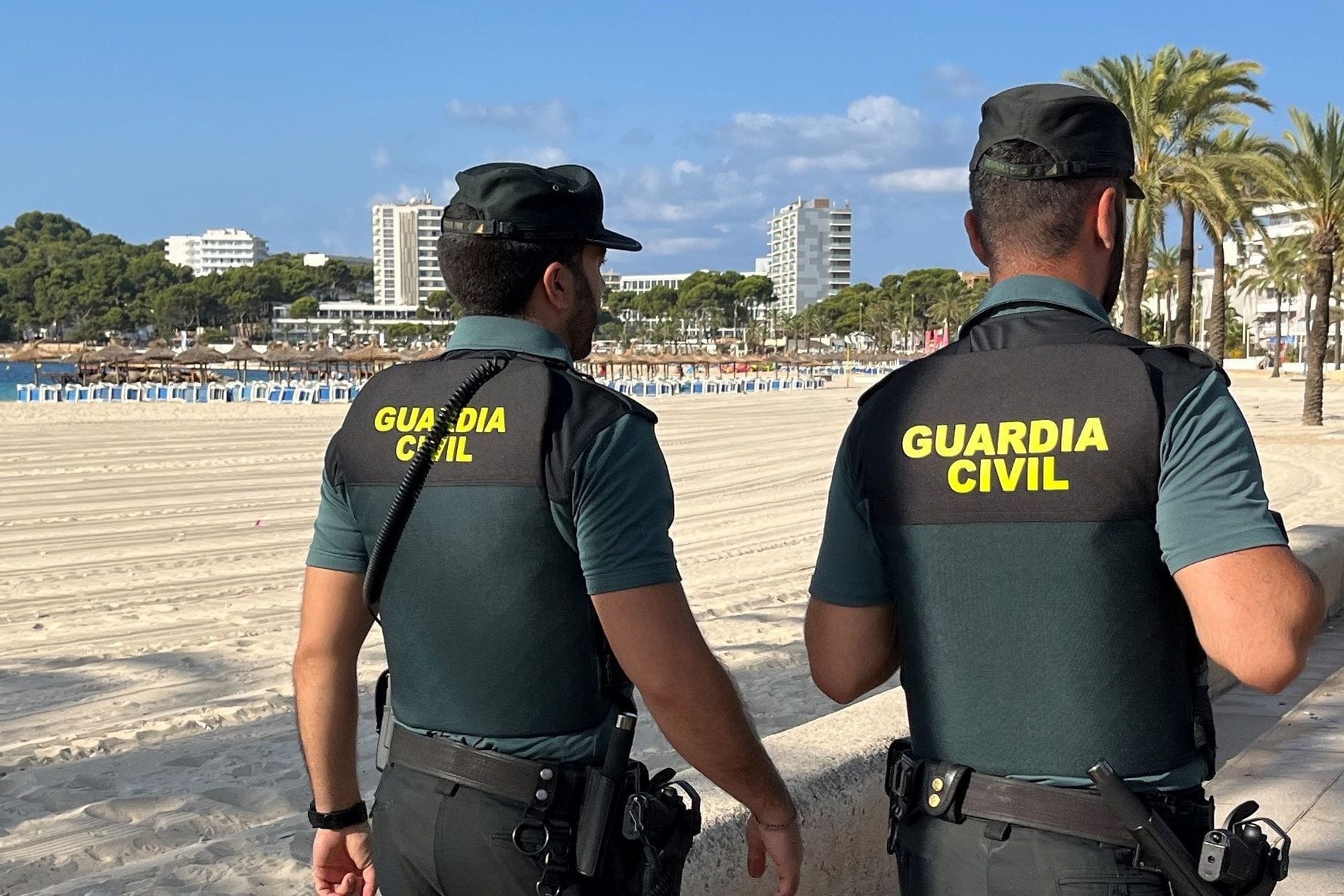 Mitglieder der spanischen Guardia Civil sind nahe eines Strandes im Einsatz. Vier deutsche Urlauber sind auf Mallorca nach Polizeiangaben festgenommen worden.