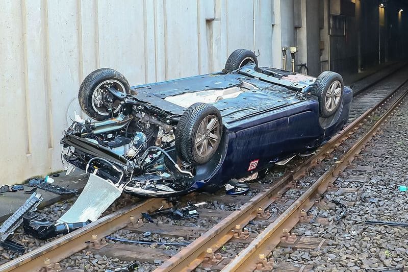 Ein Auto ist in Stuttgart von der Straße abgekommen, mehrere Meter tiefe gestürzt und liegt nun auf dem Dach auf den Bahngleisen der Linie U7.