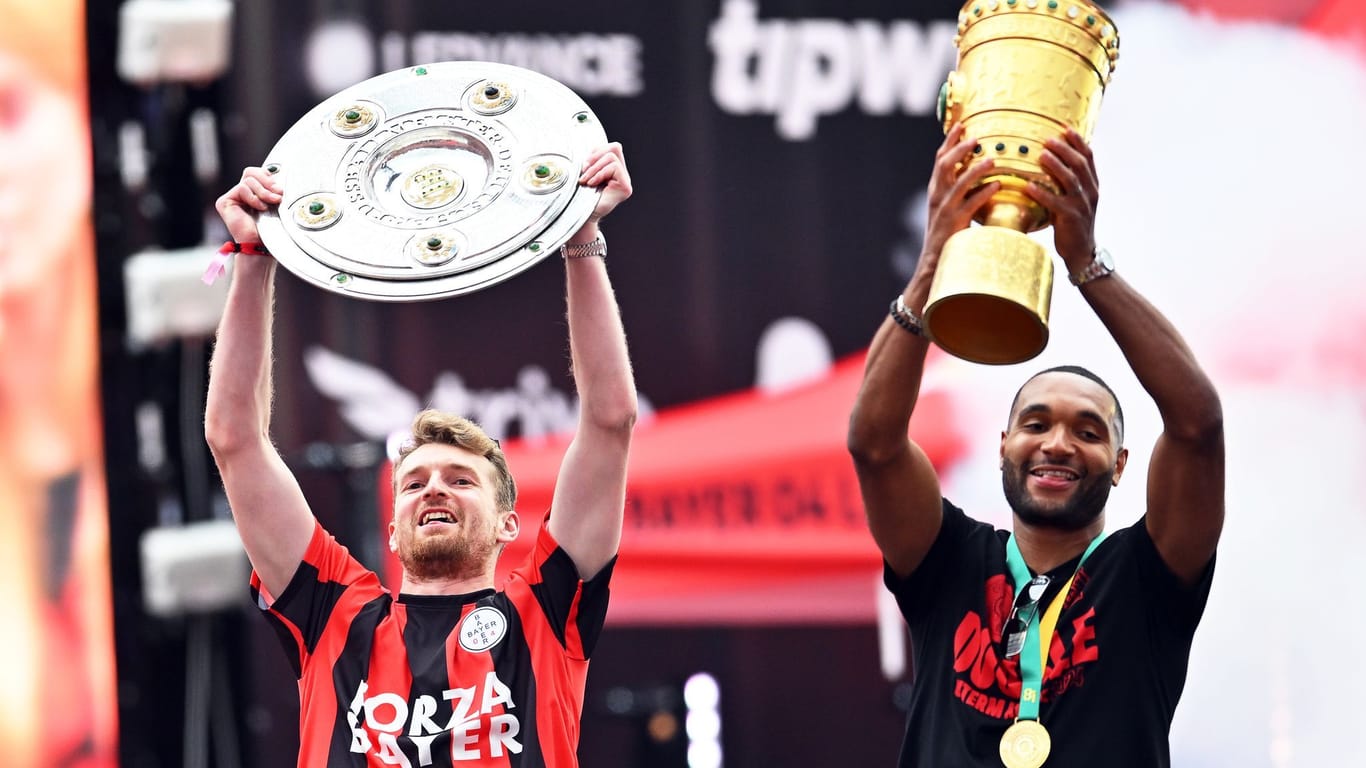 Leverkusens Lukas Hradecky (l) und Jonathan Tah.