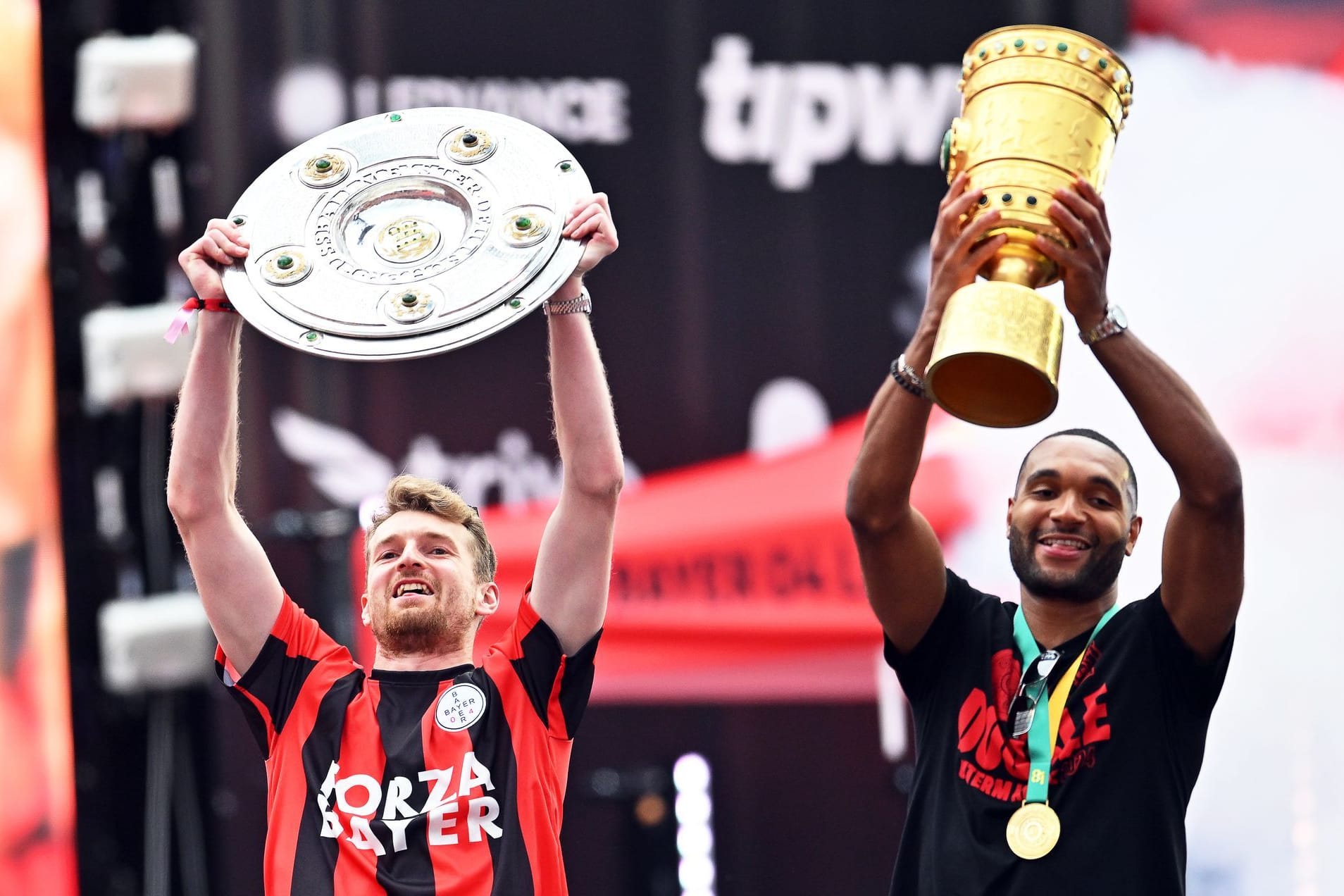 Leverkusens Lukas Hradecky (l) und Jonathan Tah.