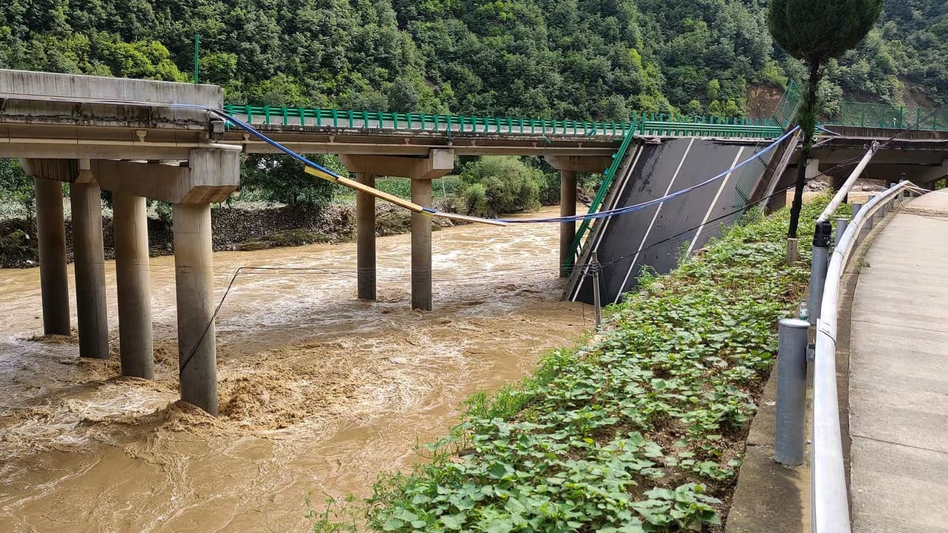 Unwetter in China - Brücke eingestürzt