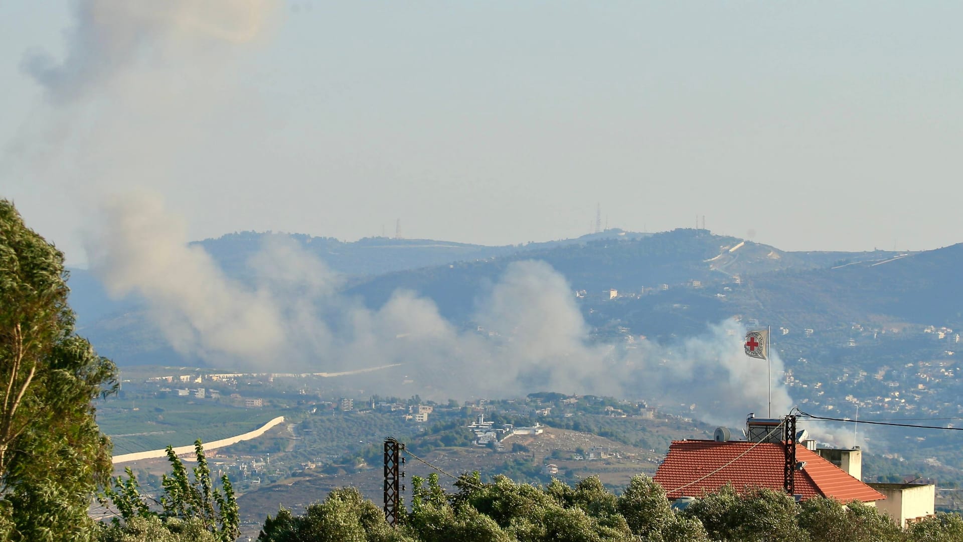 Rauch steigt nach einem israelischen Luftschlag über einem Dorf im Libanon auf (Archivbild): Das Auswärtige Amt ruft alle Deutschen, die nicht den Libanon verlassen wollen oder können, Vorräte für mehre Wochen anzulegen.