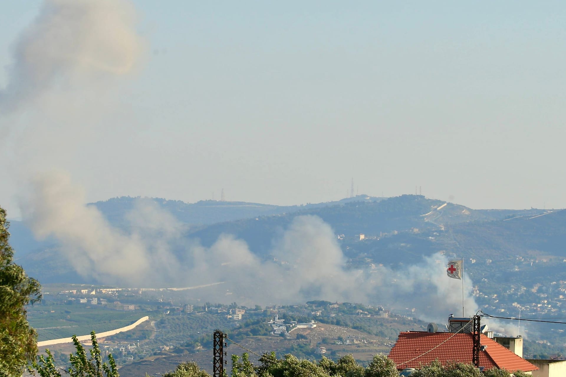 Rauch steigt nach einem israelischen Luftschlag über einem Dorf im Libanon auf (Archivbild): Das Auswärtige Amt ruft alle Deutschen, die nicht den Libanon verlassen wollen oder können, Vorräte für mehre Wochen anzulegen.