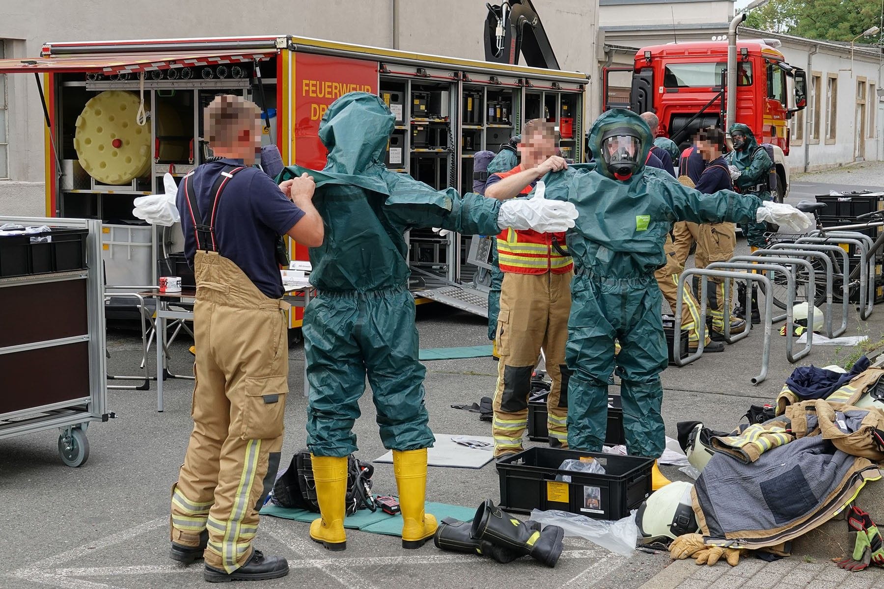 Am 09.08.2024 kam es gegen 16.15 Uhr am StädtischenKlinikum Dresden-Friedrichstadt zu einem Feuerwehreinsatz. Grund war einvorausgegangener Gefahrguteinsatz in Riesa. Seit 14.30 Uhr waren dortüber 100 Feuerwehrleute im Einsatz. Bei einem bekanntenTeigwarenhersteller war Blausäure ausgetreten. Mehrere Personen sollenverletzt worden sein.