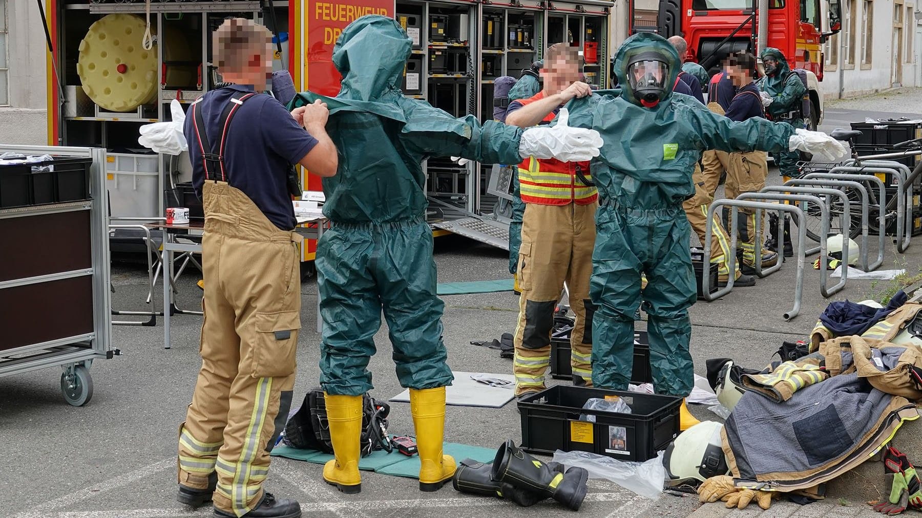 Am 09.08.2024 kam es gegen 16.15 Uhr am StädtischenKlinikum Dresden-Friedrichstadt zu einem Feuerwehreinsatz. Grund war einvorausgegangener Gefahrguteinsatz in Riesa. Seit 14.30 Uhr waren dortüber 100 Feuerwehrleute im Einsatz. Bei einem bekanntenTeigwarenhersteller war Blausäure ausgetreten. Mehrere Personen sollenverletzt worden sein.