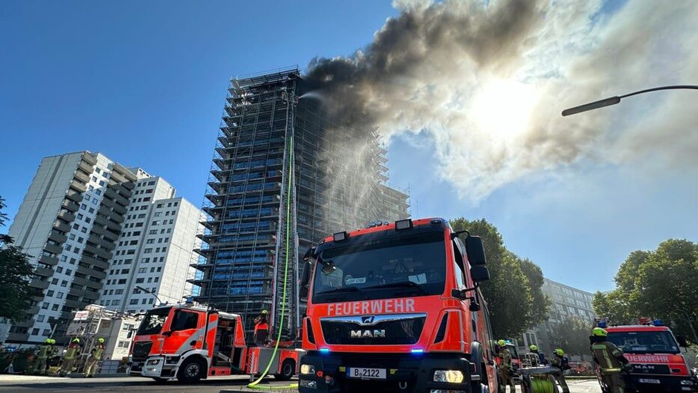 Feuerwehr bei Löscharbeiten in Tiergarten: Die Feuerwehr war mit fast 100 Kräften im Einsatz.