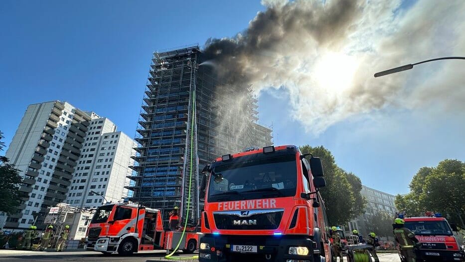 Feuerwehr bei Löscharbeiten in Tiergarten: Die Feuerwehr war mit fast 100 Kräften im Einsatz.