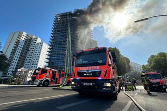 Feuerwehr bei Löscharbeiten in Tiergarten: Die Feuerwehr war mit fast 100 Kräften im Einsatz.