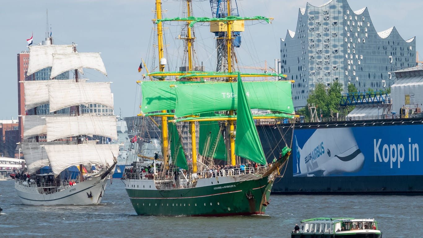 Die Alexander von Humboldt II vor der Elbphilharmonie (Archivbild): Das Schiff ist 65 Meter lang.