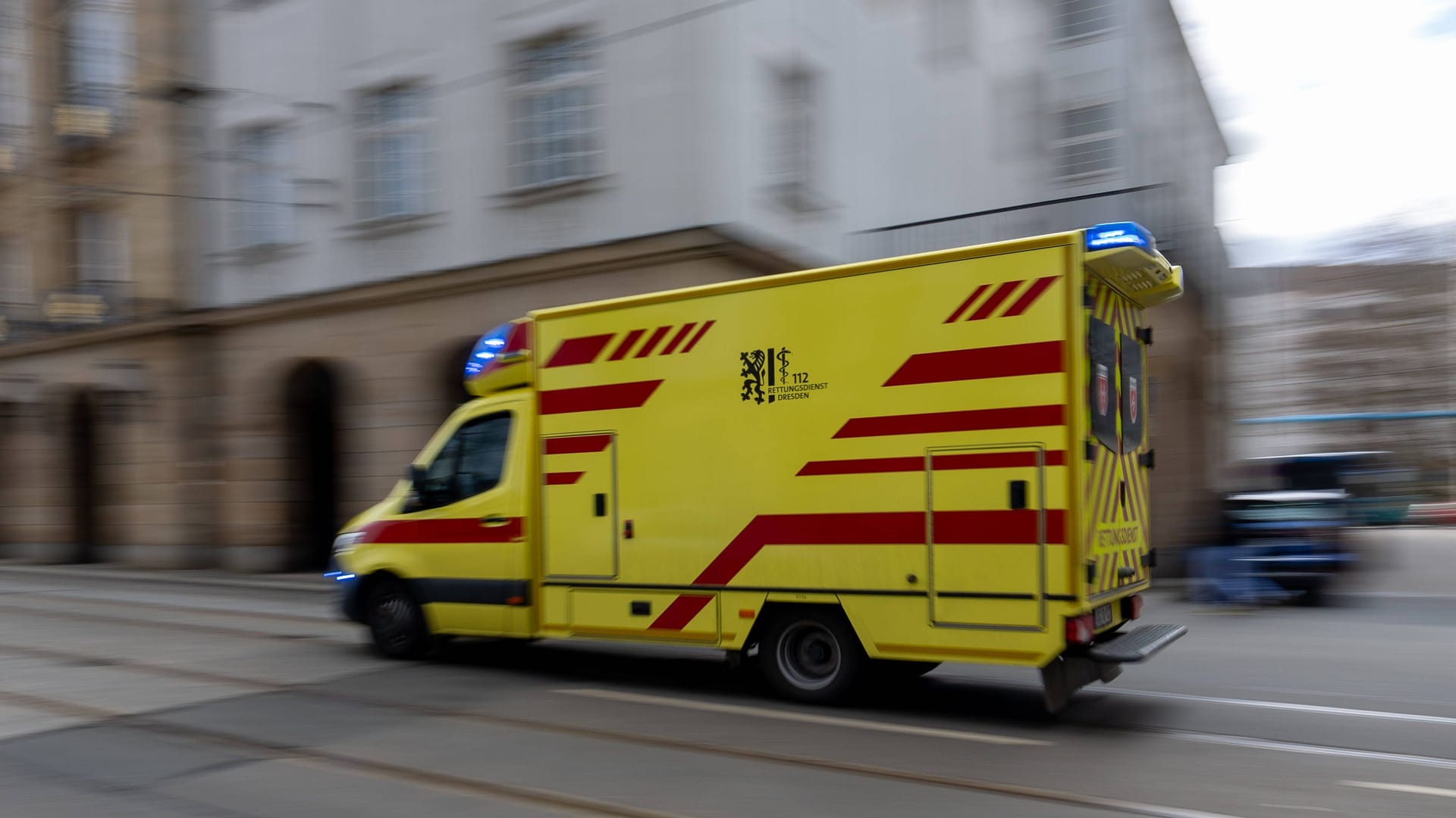 Rettungswagen in der Dresdner Altstadt (Symbolfoto): Erneut ist es in der Stadt zu einer Schlägerei gekommen.