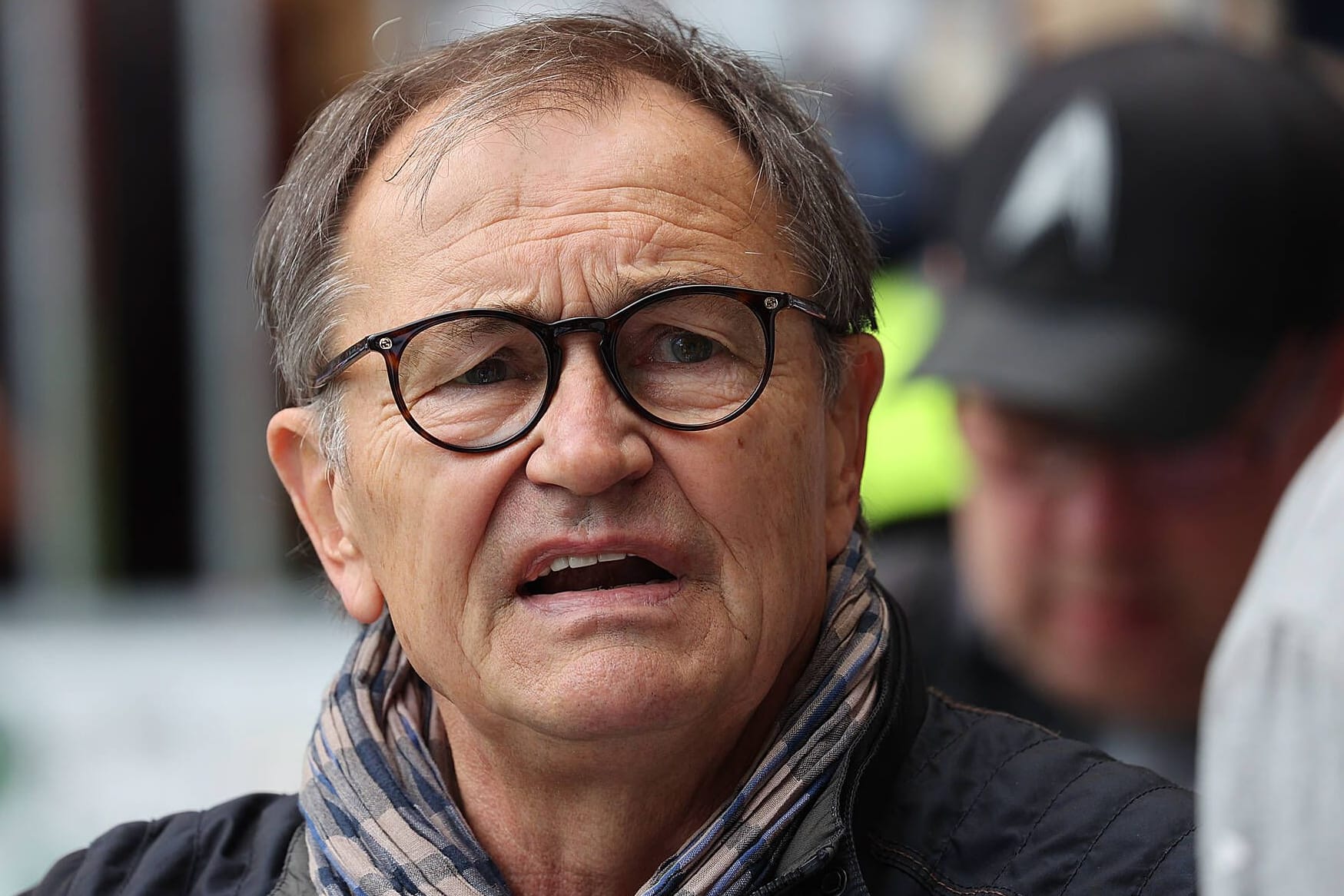 Ewald Lienen: Der langjährige Fußballtrainer hat wenig Verständnis für die Transferpolitik deutscher Klubs.