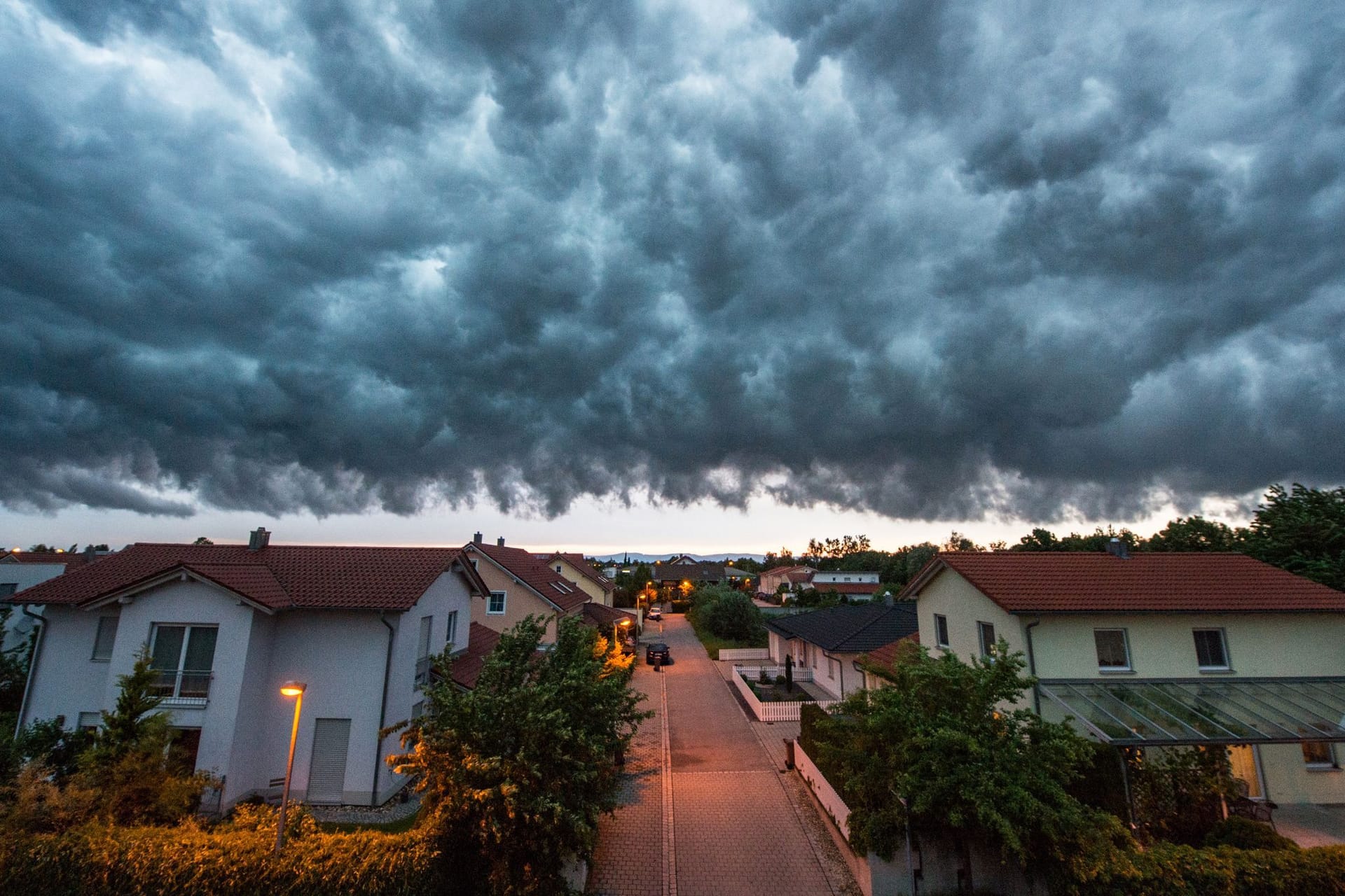 Sturmwolken über einem Wohngebiet in Straubing Sturmwolken über einem Wohngebiet in Straubing
