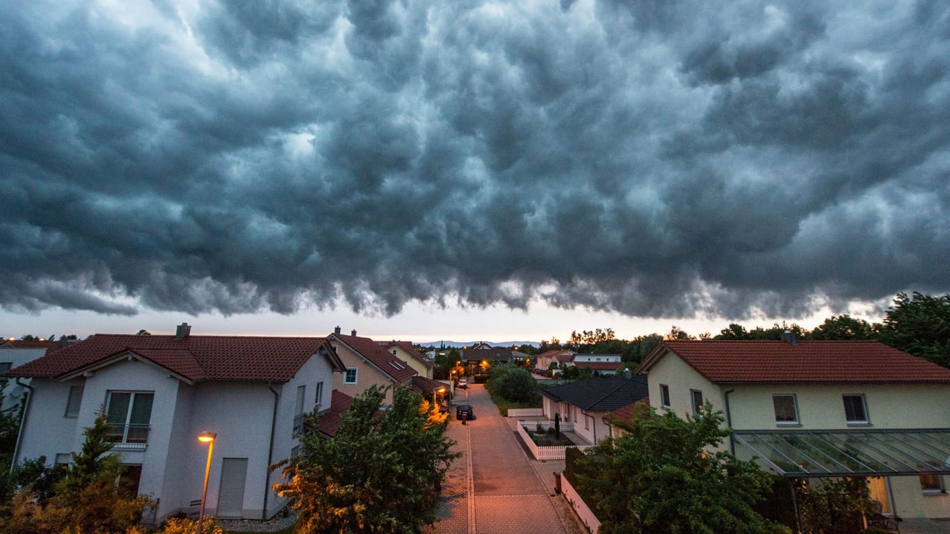 Sturmwolken über einem Wohngebiet in Straubing