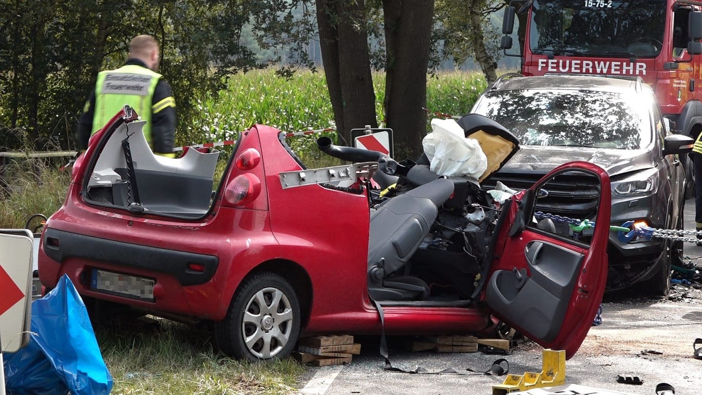 Der Kleinwagen wurde völlig zerstört.