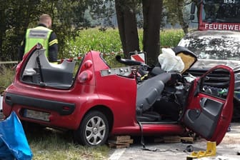 Der Kleinwagen wurde völlig zerstört.