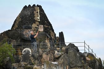 Vulkanausbruch: Pyrotechniker bereiten den Probeausbruch des "Vesuv von Wörlitz" auf der Insel Stein im Gartenreich Dessau-Wörlitz vor.