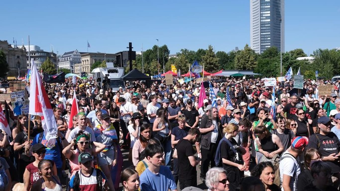 Kundgebung auf dem Leuschnerplatz (Archivbild): In Dresden werden bis zu 10.000 Menschen erwartet.