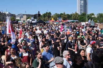 Kundgebung auf dem Leuschnerplatz (Archivbild): In Dresden werden bis zu 10.000 Menschen erwartet.