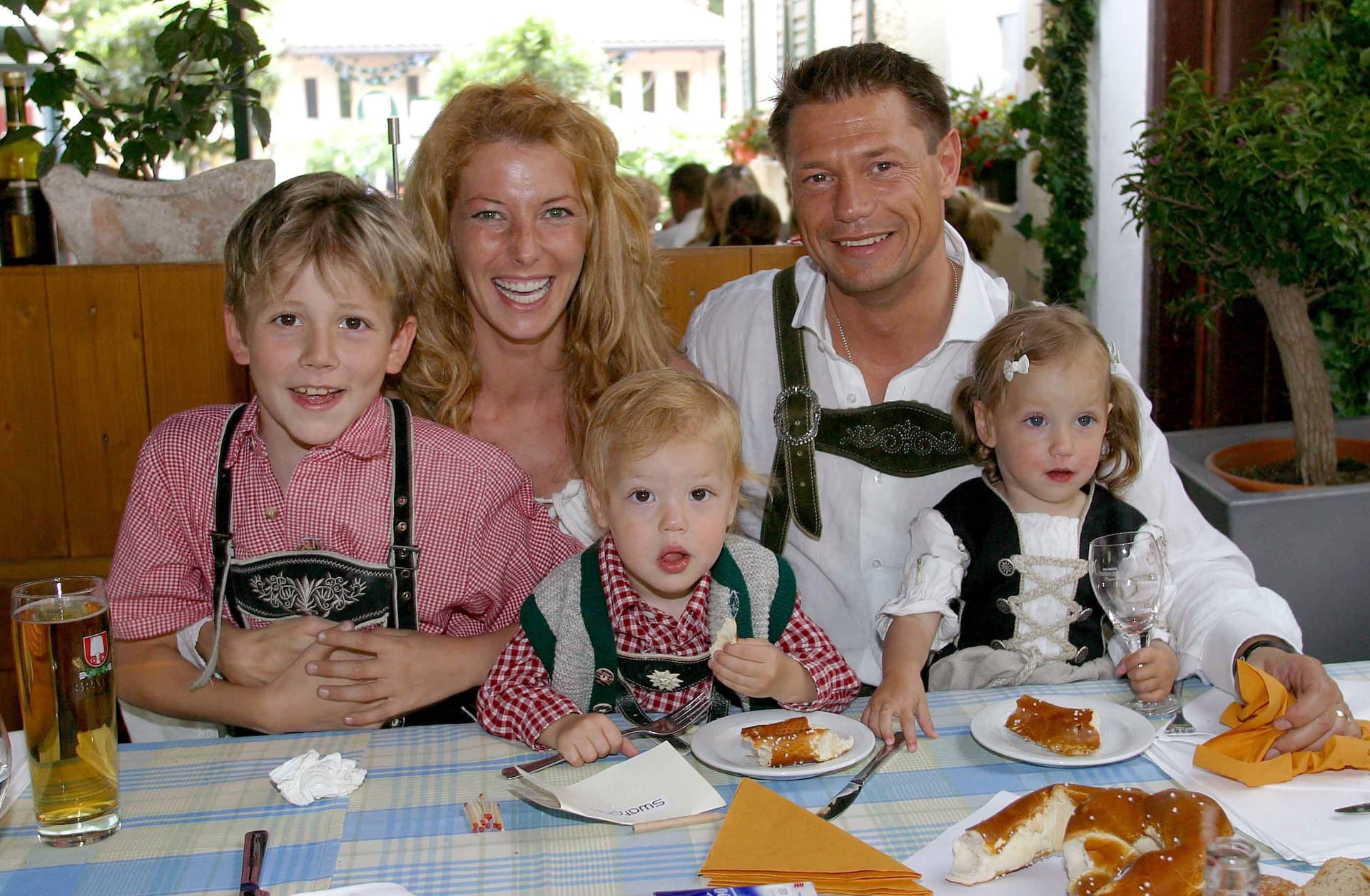 Giulia Siegel im Jahr 2004 mit Ex-Ehemann Hans Wehrmann und den Kindern Marlon, Nathan und Mia