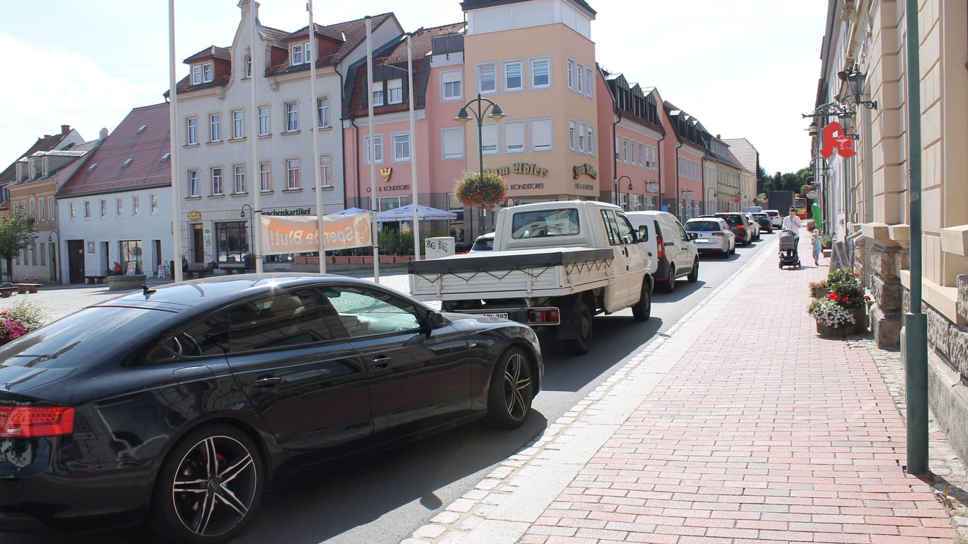 Autos in Wilsdruff: Am Marktplatz staut es sich.