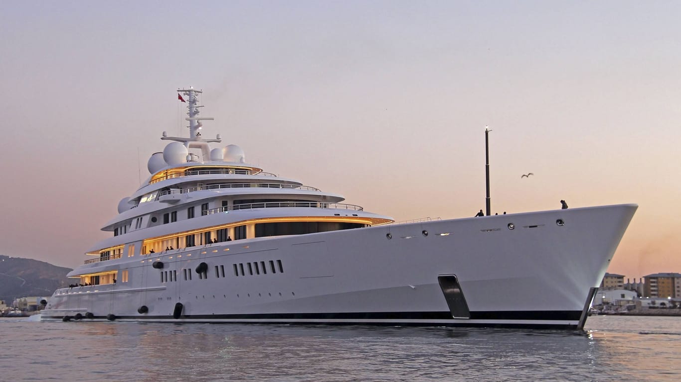 "Azzam" (Archivfoto): Bis heute gilt das Schiff als die längste Mega-Yacht der Welt – 181 Meter misst sie.