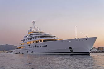 "Azzam" (Archivfoto): Bis heute gilt das Schiff als die längste Mega-Yacht der Welt – 181 Meter misst sie.