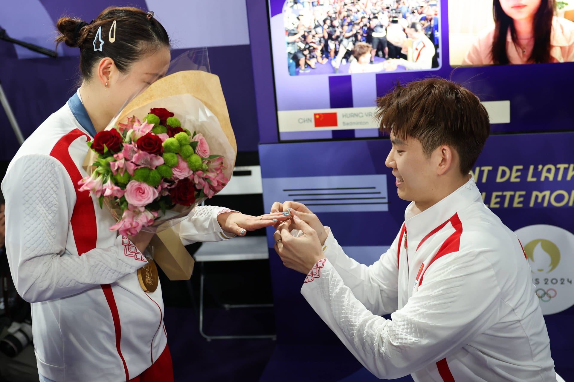 Badmintonspieler Liu Yuchen macht Huang Yaqiong einen Heiratsantrag nach seinem Goldtriumph.