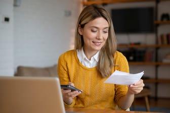 Lästig, aber oft lohnend: Die Steuererklärung kann vielen Arbeitnehmern eine Erstattung bringen.