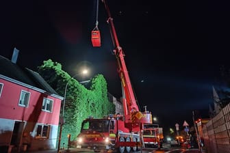 Die Dortmunder Feuerwehr musste mitten in der Nacht zu einem Haus in der Rahmer Straße ausrücken. Schuld war ein starker Efeubewuchs.