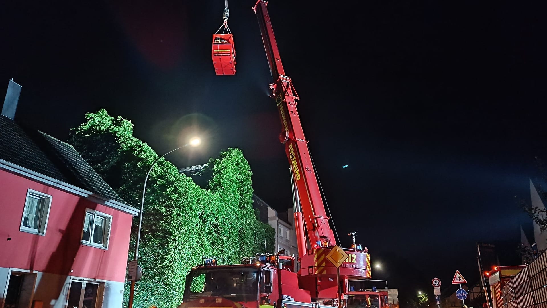 Die Dortmunder Feuerwehr musste mitten in der Nacht zu einem Haus in der Rahmer Straße ausrücken. Schuld war ein starker Efeubewuchs.