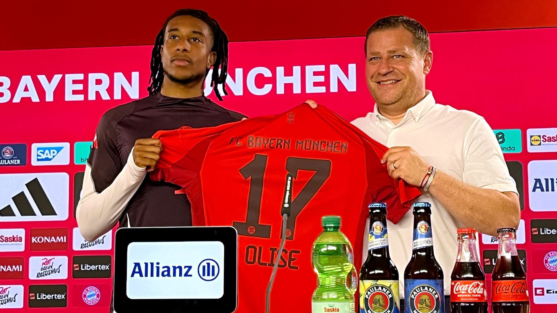 Michael Olise (l.): Der 22-Jährige wurde am Donnerstag von Max Eberl als Neuzugang beim FC Bayern vorgestellt.