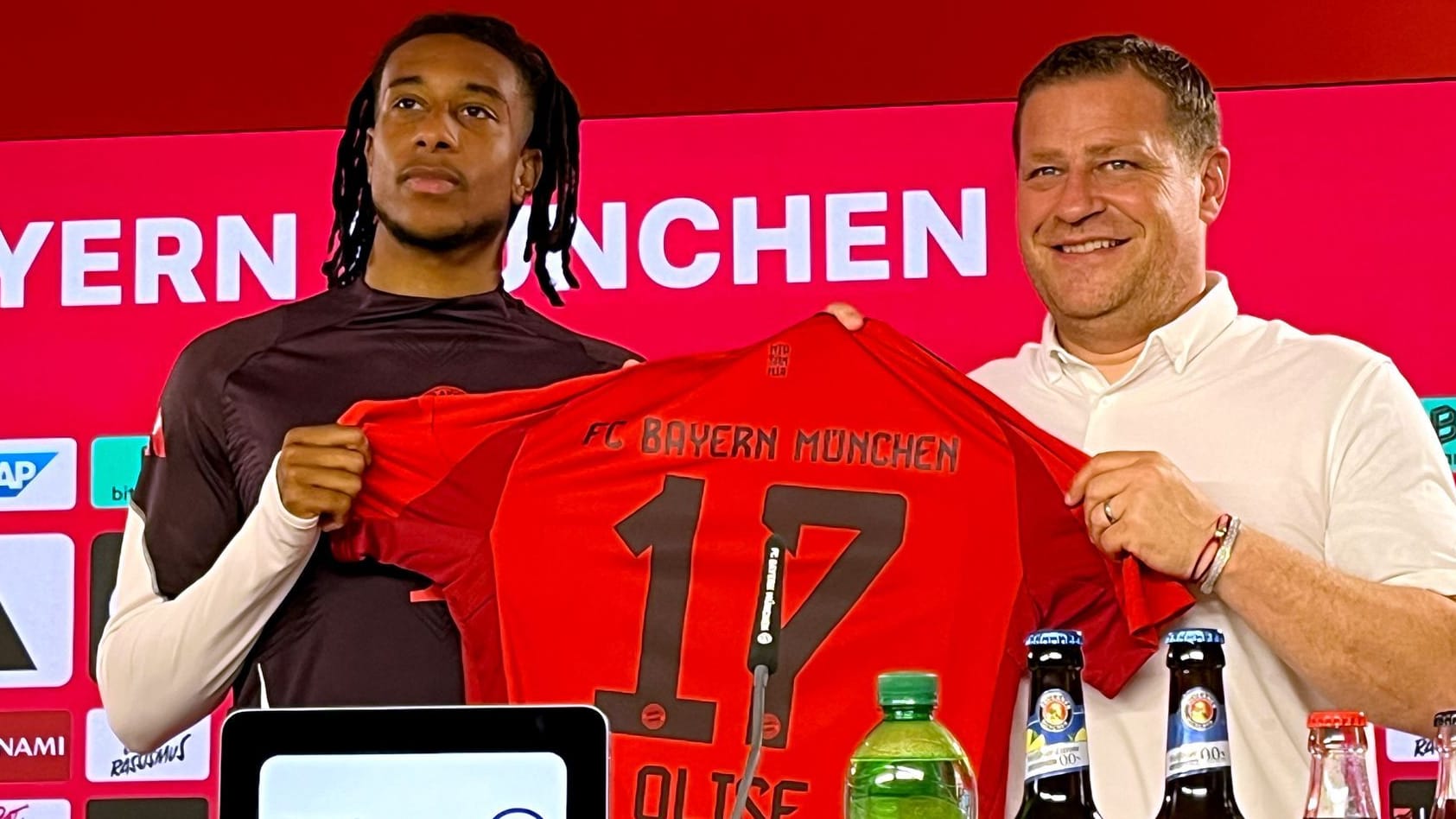 Michael Olise (l.): Der 22-Jährige wurde am Donnerstag von Max Eberl als Neuzugang beim FC Bayern vorgestellt.