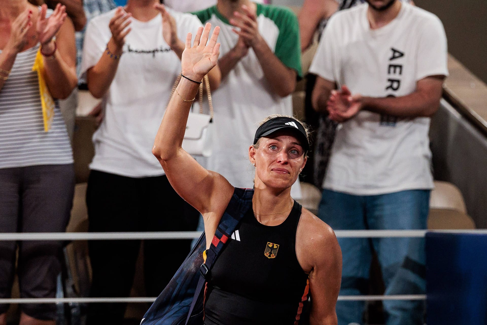 Tränen in den Augen: Angelique Kerber beim Abschied vom Court Philippe-Chatrier.