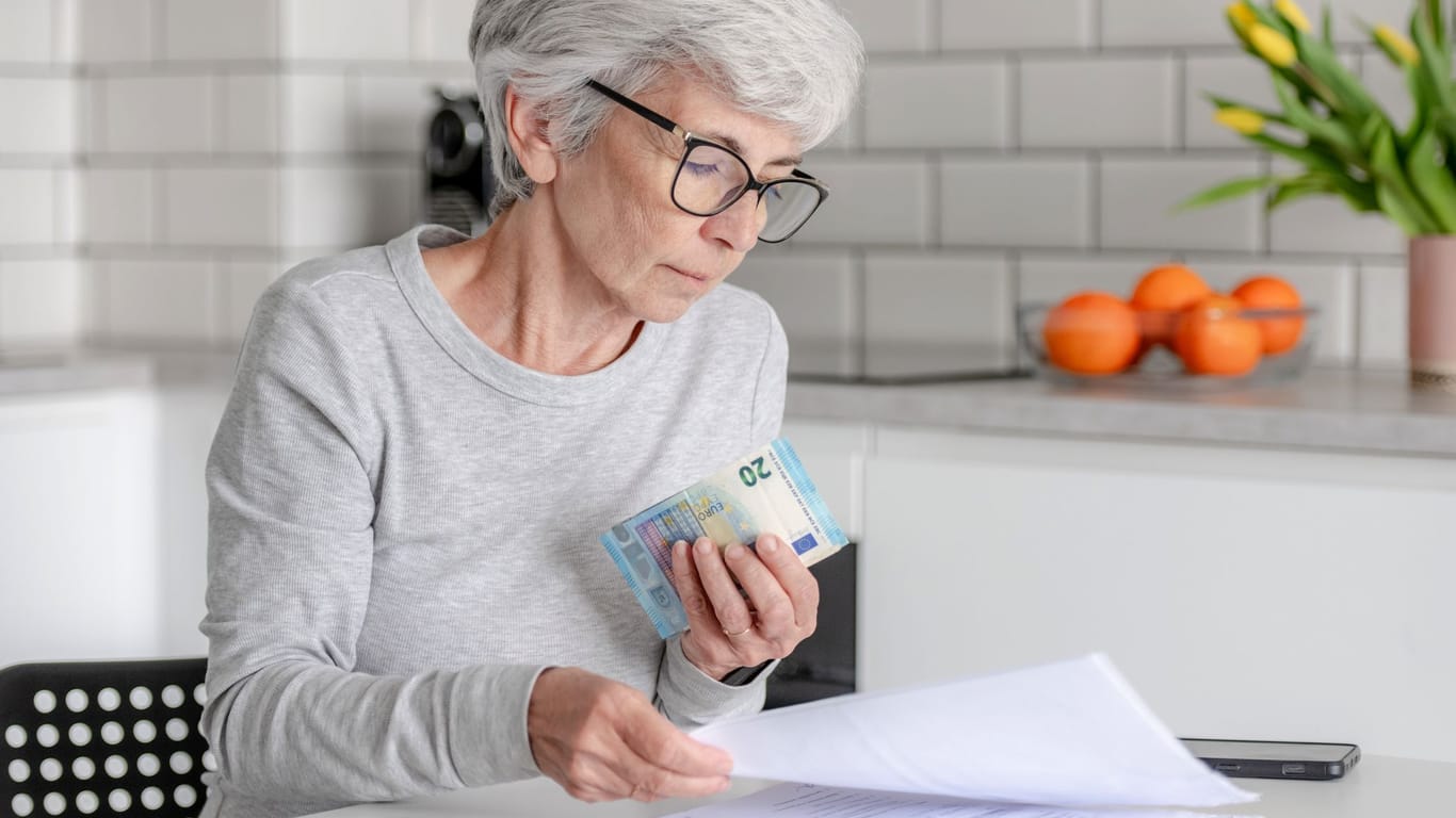 Ältere Frau prüft ihre Finanzen: Vor allem für die heute junge Generation dürfte die gesetzliche Rente nur noch als Grundversorgung taugen.