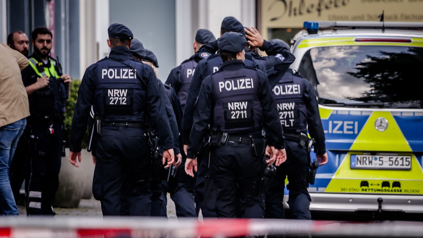 Polizisten in Solingen: Ein Syrer hat auf dem Stadtfest drei Menschen getötet.