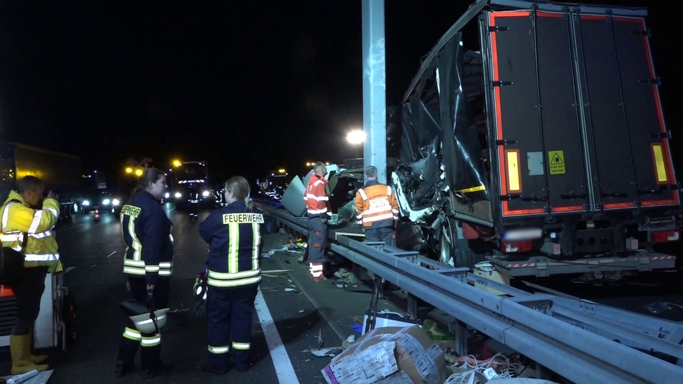 Rettungskräfte an der Unfallstelle auf der A2: Die Autobahn in Richtung Hannover ist nach einem Lkw-Unfall voll gesperrt.