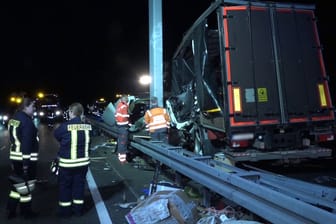 Rettungskräfte an der Unfallstelle auf der A2: Die Autobahn in Richtung Hannover ist nach einem Lkw-Unfall voll gesperrt.