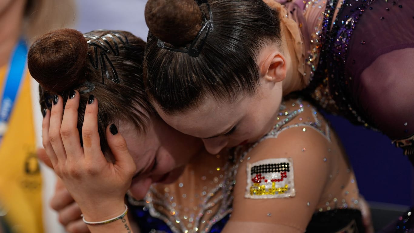 Darja Varfolomeev tröstet Teamkollegin Margarita Kolosov nach dem Einzelwettbewerb der Rhythmischen Sportgymnastik.