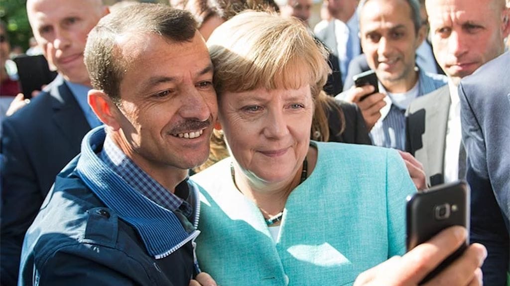 Selfie eines syrischen Flüchtlings mit Kanzlerin Merkel im Jahr 2016.