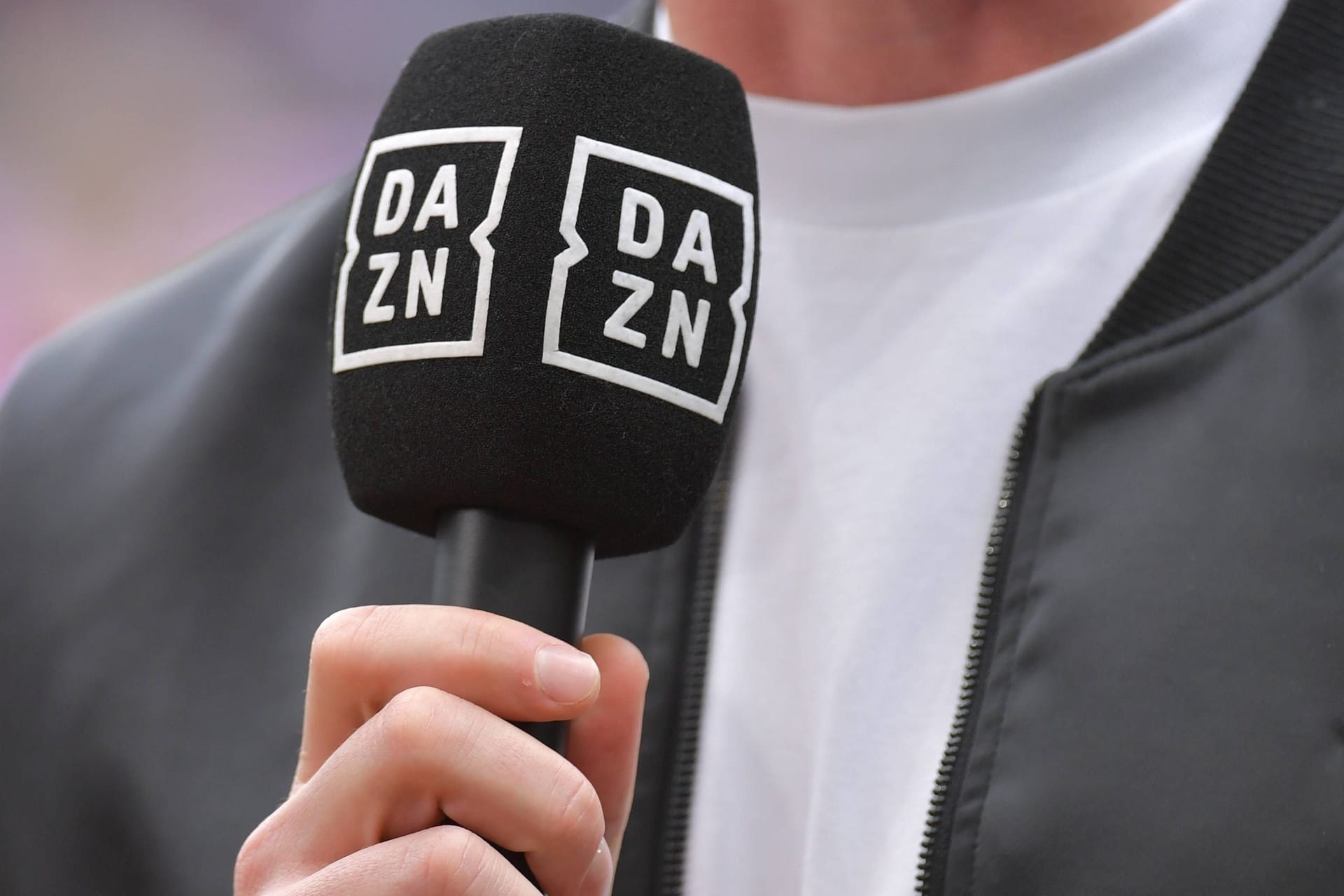 Das DAZN-Logo (Symbolbild): Der Sender ist am Donnerstag Opfer eines Hackerangriffs geworden.