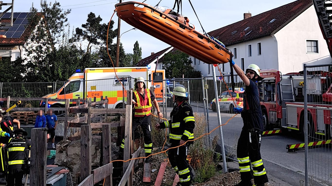 Mit einer Trage wurde der verletzte Bauarbeiter aus der Grube gehoben.