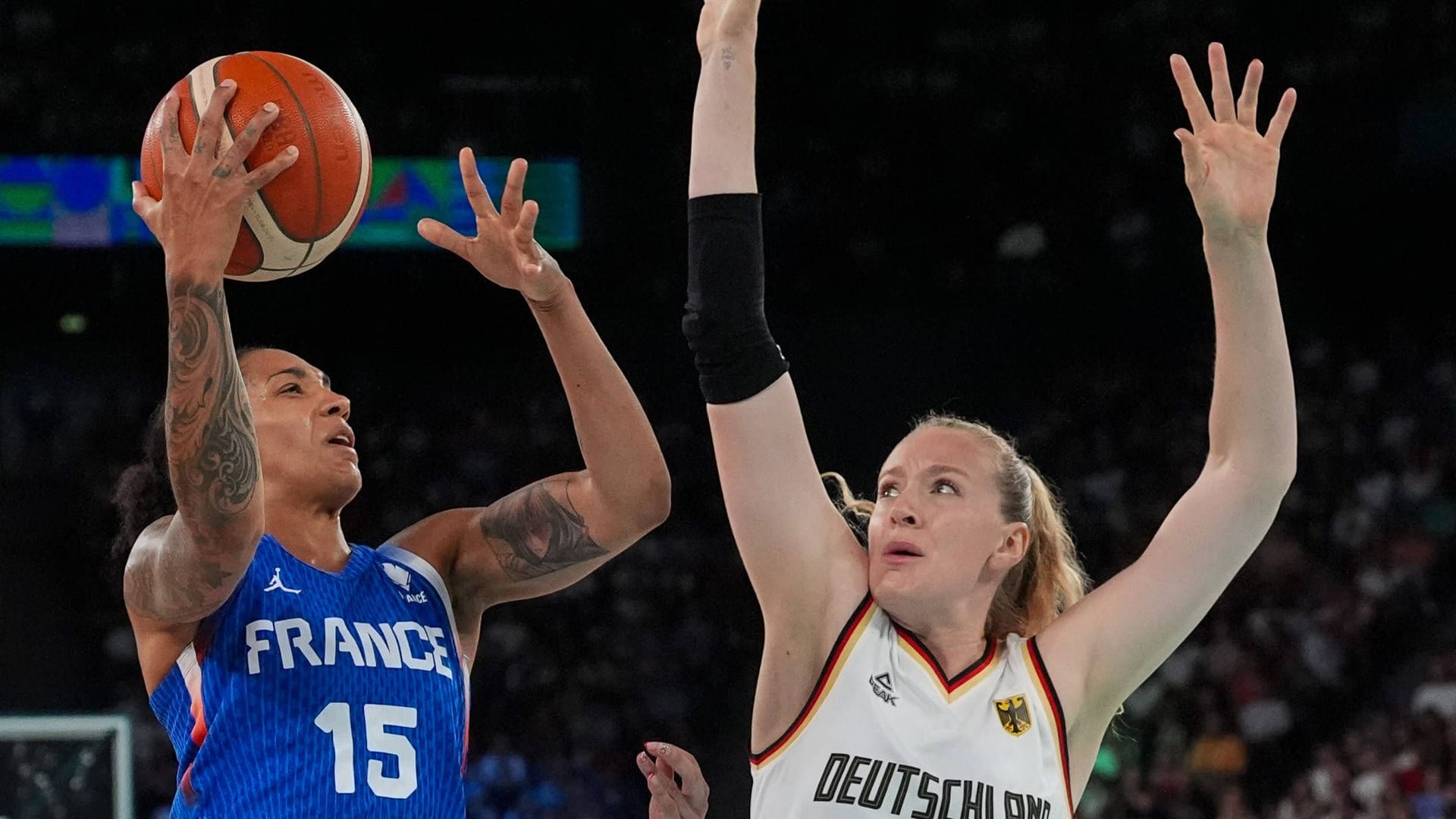 Gabby Williams gegen Marie Gülich: Die deutschen Basketballerinnen tun sich schwer gegen Frankreich.