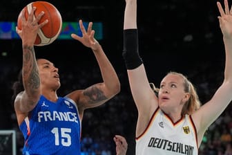 Gabby Williams gegen Marie Gülich: Die deutschen Basketballerinnen tun sich schwer gegen Frankreich.