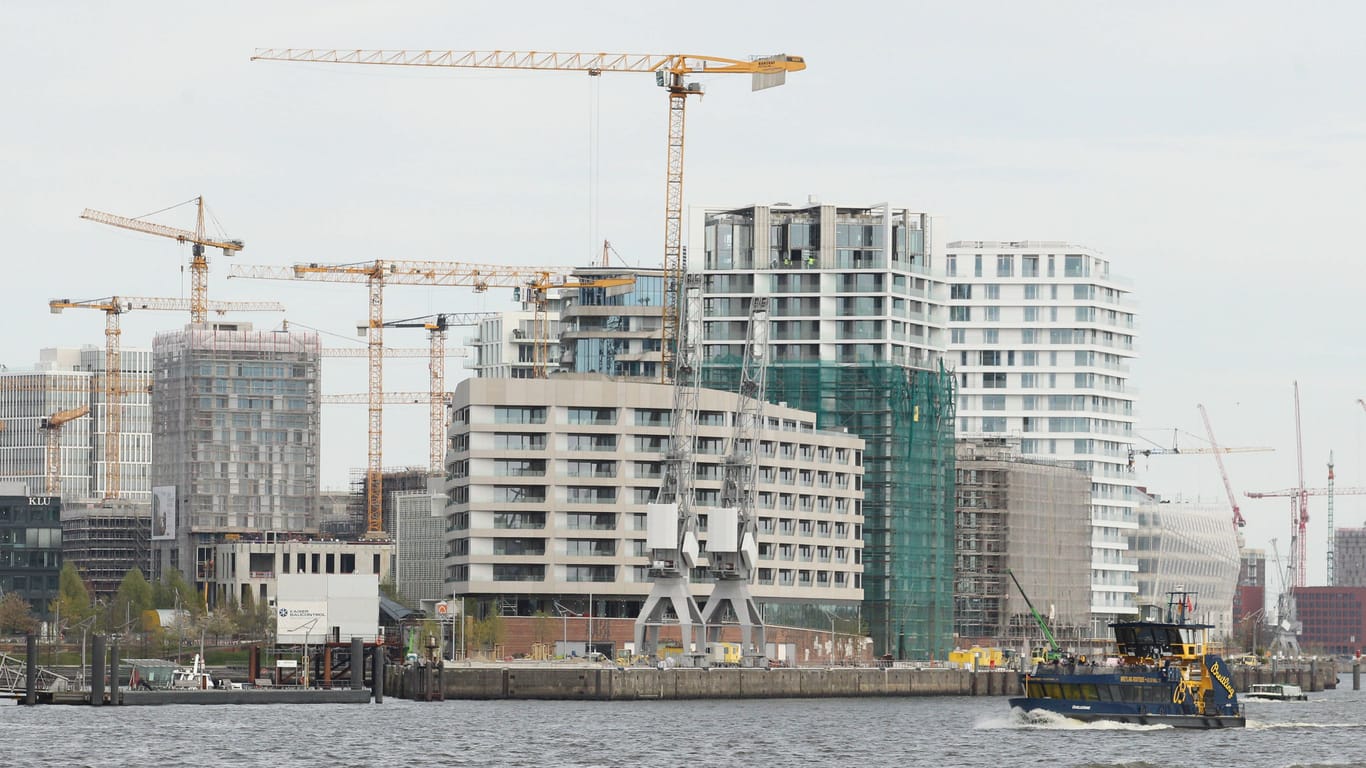 Bau von luxuriösen Wohnungen in der Hafencity: Der Mieterverein zu Hamburg fordert mehr genossenschaftliches Bauen statt Gewinnstreben.