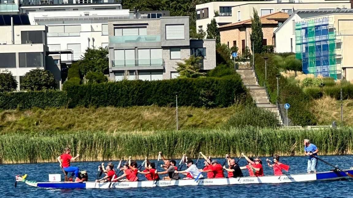 In einem Drachenboot finden bis zu 18 Paddlerinnen und Paddler in 9 Sitzreihen Platz, also immer zwei nebeneinander.