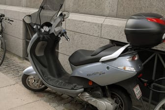 Ein Motorroller (Symbolbild): In Essen flüchtete ein 34-Jähriger mit einem solchen Gefährt vor der Polizei.