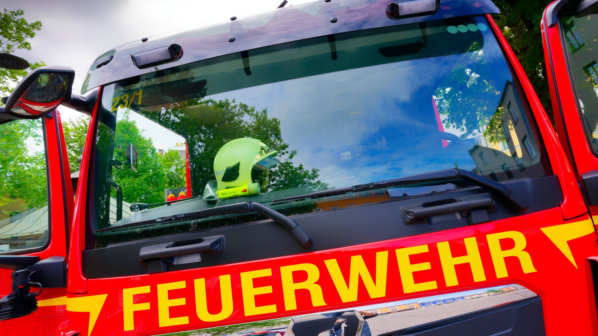 Feuerwehrwagen (Symbolbild): Die Ursache für den Brand ist noch unklar.