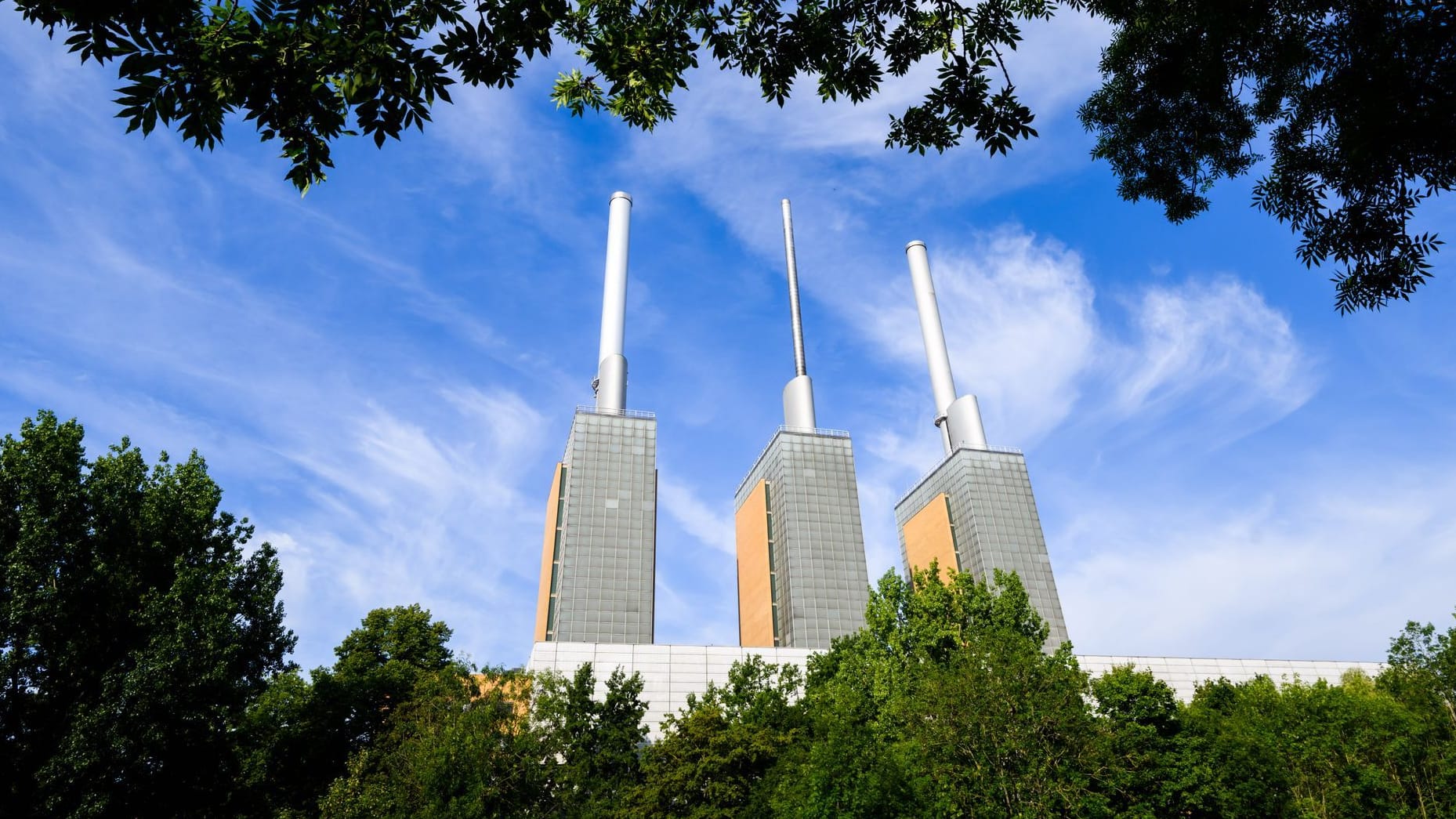 Das Heizkraftwerk Linden, auch "Die drei warmen Brüder“ genannt: Zurzeit sei die Ressource kaum eine Alternative zu sonstigen Energieträgern, teilte Enercity mit.