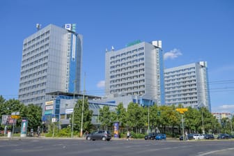 Das City Hotel East in Lichtenberg: Das Hotel soll künftig als Unterkunft für rund 1.200 geflüchtete Menschen genutzt werden.